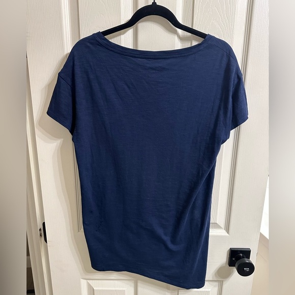 Lilly Pulitzer Deep Blue Short Sleeve Asymmetrical Tee Size L - Picture 2 of 3